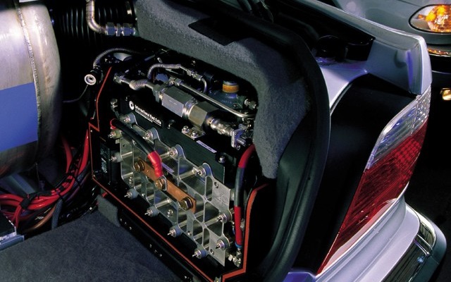 エンジン止めても電装品使いたい放題? ---BMWの新技術