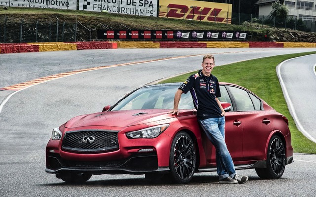 ベルギーのスパ・フランコルシャンに到着したインフィニティ Q50 オールージュ