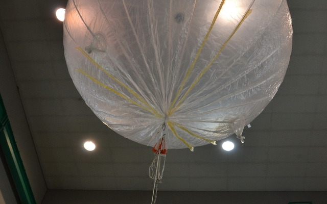 ISAS 宇宙科学研究所で公開された大気球の30分の1の模型。食品用ラップフィルムよりさらに薄い、厚さ20ミクロンのポリエチレン製の気球にヘリウムガスを入れて飛翔する。高度30キロメートル以上の高高度を飛ぶことができる。