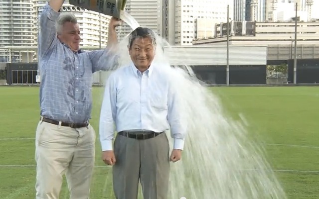 氷水をかぶる日産自動車の志賀俊之副会長