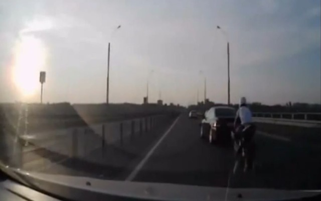 ロシアの高速道路で起きたバイクの車への追突事故