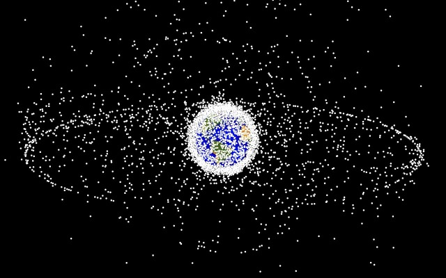 静止軌道のスペースデブリ（宇宙ゴミ）の分布を示したイメージ。点は衛星の大きさを反映したものではないが、静止軌道にもデブリの集中が存在することがうかがえる。