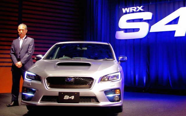 スバル WRX S4とスバル取締役専務執行役員 日月丈志氏