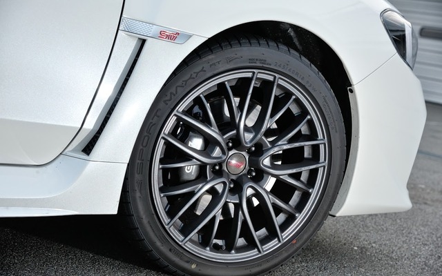 スバル WRX STI に装着されるダンロップ SPORT MAXX RT
