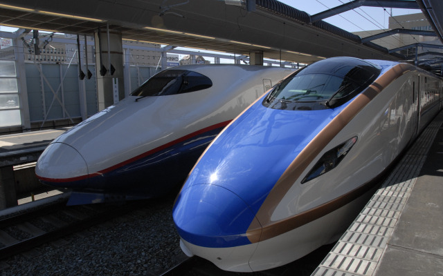 北陸新幹線の延伸開業日が2015年3月14日に決まった。JR東日本のE7系（右）とJR西日本のW7系を使用し、東京～金沢間を結ぶ『かがやき』『はくたか』などが運転される。