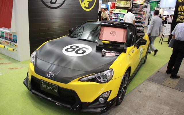 86ロゴの入った洗車ブラシ