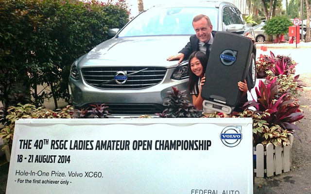ホールインワン賞でボルボXC60を獲得したNatasha Oon選手
