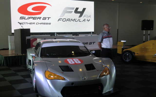 GT300マザーシャシー構想具体化発表会。86ベースの試作車と坂東代表。