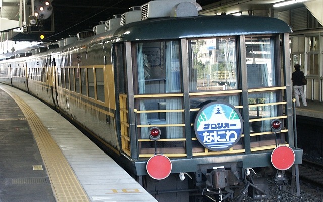 JR西日本の欧風客車「サロンカーなにわ」。10月19日に山陰本線と美祢線で長門市観光コンベンション協会の企画による「なにわ」乗車体験列車が運転される。
