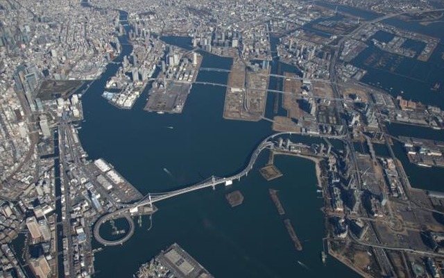 東京都は都心と臨海副都心を結ぶ中量交通システムをオリンピック開催前に導入すると発表した。写真は空から見た東京港。