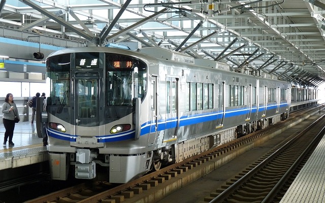 北陸本線の普通列車で運用されている521系。10月18日のダイヤ修正に伴い、521系を使用する普通列車が増える。