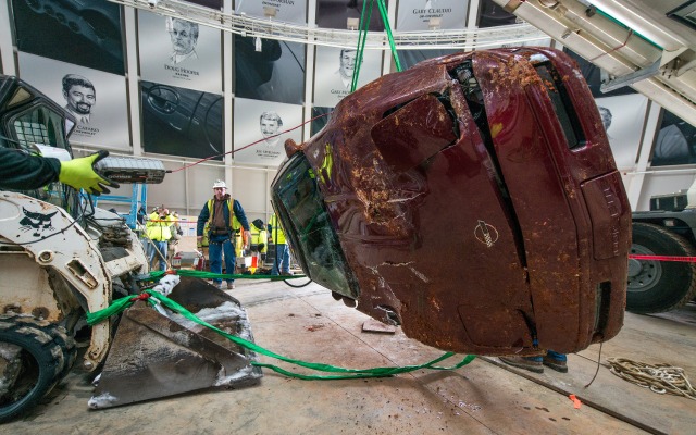 米 コルベット 博物館の床陥没事故の被害に遭ったコルベットの40周年記念車