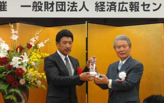 受賞する濱口貞行氏（左）