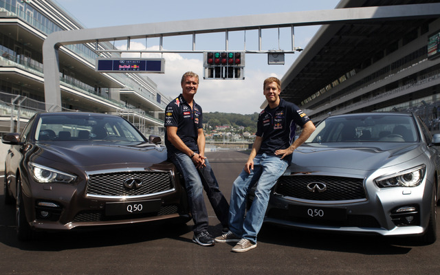 インフィニティQ50（日産スカイライン）とベッテル選手