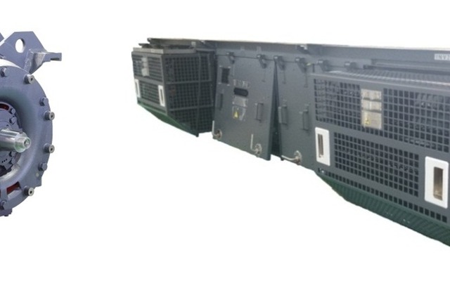 東芝の全閉PMSM（左）4in1VVVFインバーター装置（右）。JR九州の305系に搭載される。