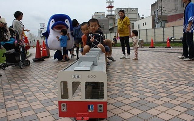 ことでんの「鉄道の日」イベントは10月4日、瓦町駅で開催する。写真はミニ電車の乗車会。
