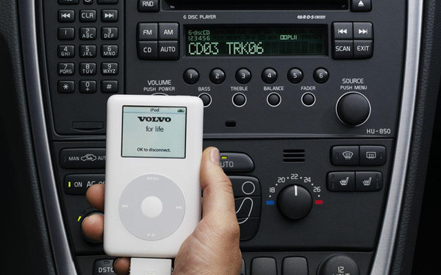 ボルボの iPod アダプターと デジタルジュークボックス