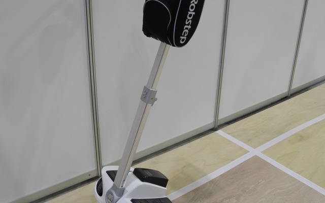 ロボステップジャパンが販売するパーソナルモビリティ「ロボステップM1」