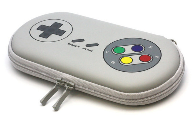 一世を風靡した「あの」レトロコントローラを彷彿とさせる、PS Vita用ポーチが登場