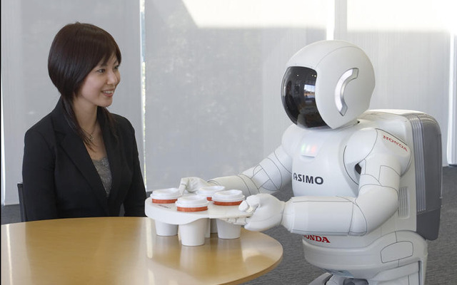 ASIMO の走りに磨き---福井社長「10年で家庭に」