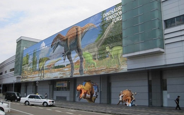 福井駅西口の外壁に描かれる恐竜壁画のイメージ。2015年3月に設置される予定。