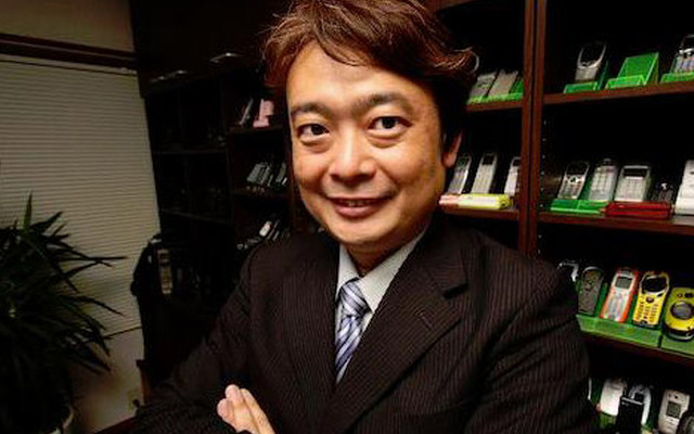 木暮祐一氏。青森公立大学 准教授／博士（工学）、モバイル研究家として活躍し、モバイル学会の副会長も務める。1000台を超える携帯コレクションを保有。