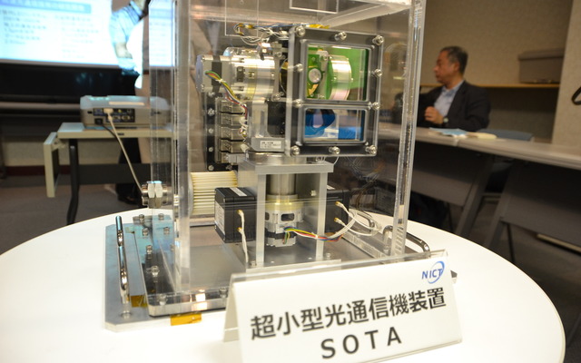 日本でも超小型衛星に光通信装置を搭載し通信実験を行う準備が進められている。写真はNICTの開発した衛星光通信モジュールSOTA
