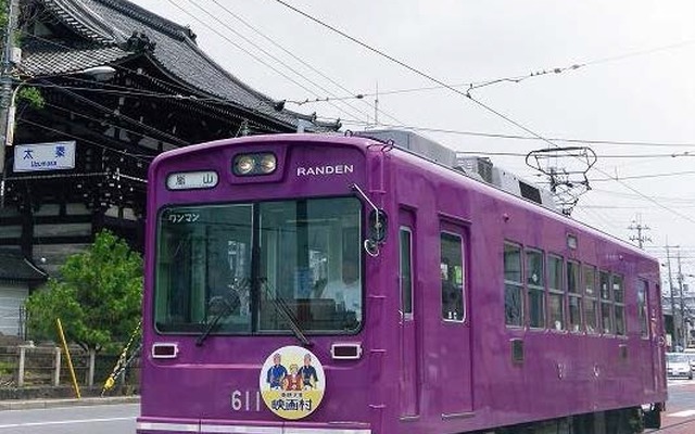 嵐電の車両塗装は2010年から順次、写真の「京紫色」に変更されている。姉妹提携を結んでいる江ノ電で運行されている「嵐電号」も京紫色に変更され、9月16日から運行を開始する予定。