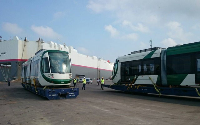 台湾・高雄で建設中のライトレール向け車両が製造国のスペインから台湾に到着。今後は各種検査などの後、実際の軌道上で試運転を行うという
