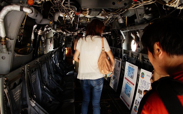 6日に公開されたオスプレイの機内。横幅は190cm程度で「かなり狭い」という印象。大人3人が横並びできる程度。