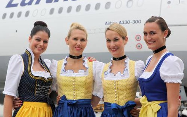 ルフトハンザドイツ航空の客室乗務員、ビールの祭典にちなんだ民族衣装を着用