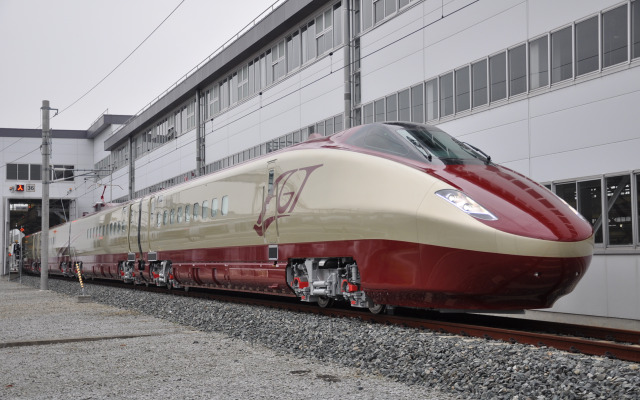 鉄道・運輸機構のフリーゲージトレイン第3次試験車両。JR西日本は鉄道・運輸機構の軌間可変技術をベースに北陸地域での運用に適した耐寒・耐雪仕様のフリーゲージトレインを開発する。