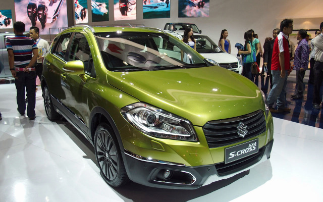 ライトグリーンメタリックのボディカラーが会場で一際目立っていた「SX4 S-CROSS」