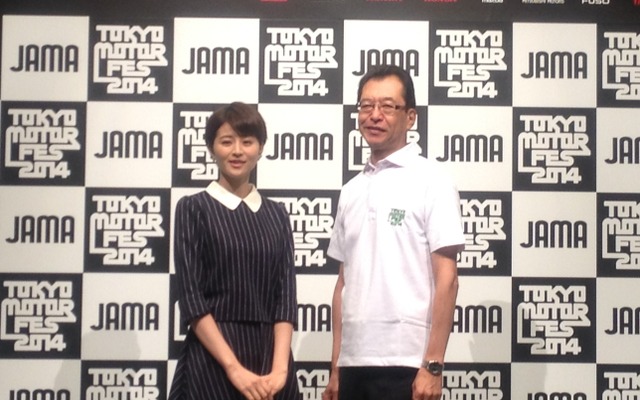 女優の鈴木ちなみさんと自工会の池史彦会長