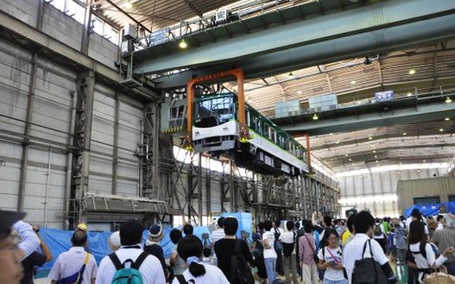 10月19日の「京阪ファミリーレールフェア」では電車をクレーンでつり上げる作業などを見学できる。写真は昨年の「ファミリーレールフェア」の様子。