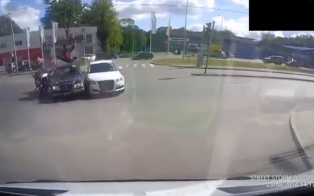 ロシアで起きたバイクと車の事故の瞬間