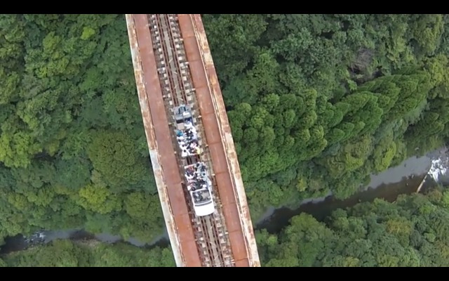 高千穂あまてらす鉄道がこのほど公開した動画の一コマ。高さ日本一の高千穂橋りょうをラジコンヘリで空撮した。