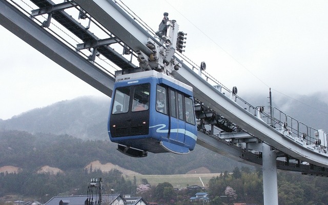 広島市交通科学館はスカイレールの見学会を10月25日に開催する。ロープウェイと懸垂式モノレールを組み合わせたようなシステムが特徴だ。