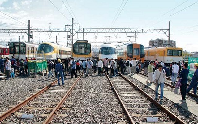 「きんてつ鉄道まつり」は二つの車両基地を一般に公開して車両の展示などを行う。