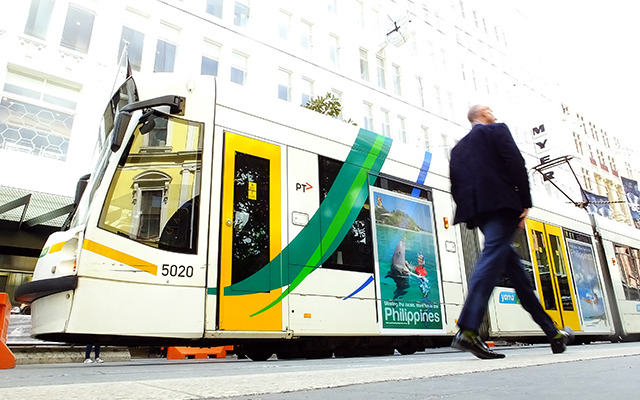 D-class電車を路面の高さから見る。メルボルンの道は坂道が多い。だから、レールに圧着するブレーキが付いている。