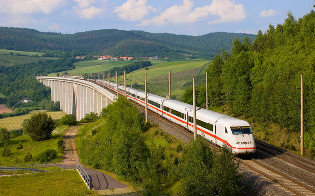 ドイツ高速列車「ICE」で運用されている車両のうち第2世代に相当するICE2。三菱電機はICE2のリニューアルに伴い同車の推進制御装置を受注した。