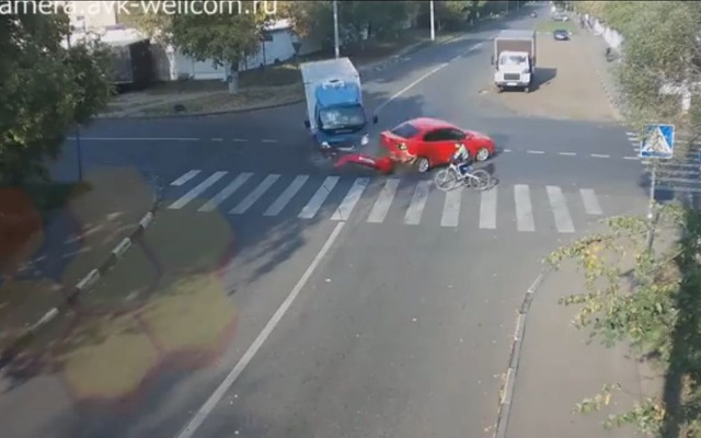 ロシアの交差点で起きた車2台の事故映像