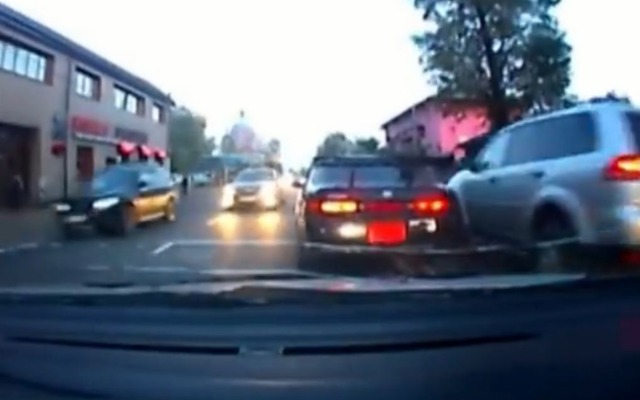 ロシアで起きたパトカーと不審車両とのカーチェイス