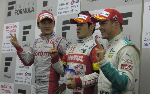 左から予選2位の野尻、ポールの山本、3位のロッテラー。撮影では、長身のロッテラーが横の2人に合わせて屈み、笑いを誘うシーンも。