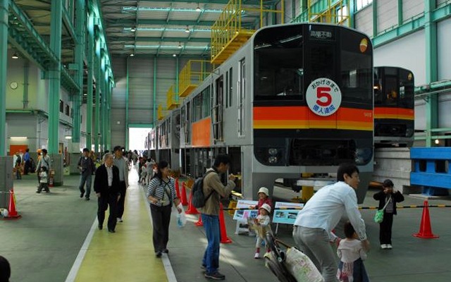 多摩モノレール運営基地の見学「多摩モノまつり2014」は11月1日に開催。車両の展示や撮影会などが行われる。写真は前回（2012年）の様子。