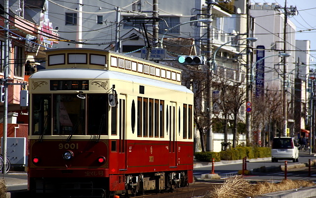10月中は「おもいで号」として運行される9000形9001号。車内に昭和40年代の都電や荒川線の写真が掲出される。