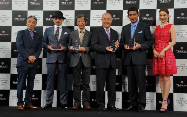 写真左から、堺正章氏、アーティストの横山剣氏、日産『GT-R』の開発責任者を務めた水野和敏氏、ポルシェジャパン会長の黒坂登志明氏、元レーシングドライバーの鈴木亜久里氏、蛯原友里さん