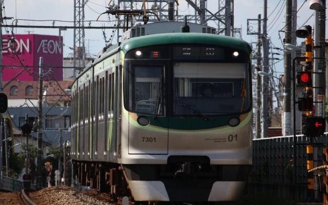 池上線を走る列車。10月12日は池上本門寺の「万灯練供養」にあわせ増発される。