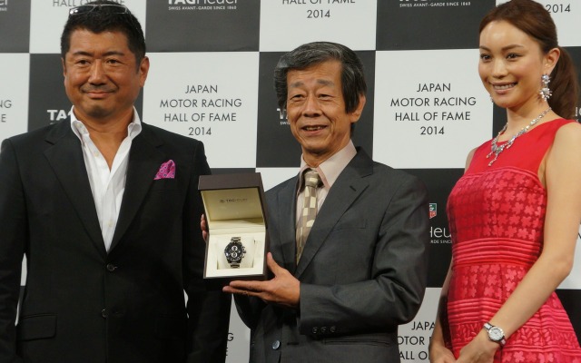 写真、左から、デザイナーの奥山清行氏、水野和敏氏、蛯原友里さん