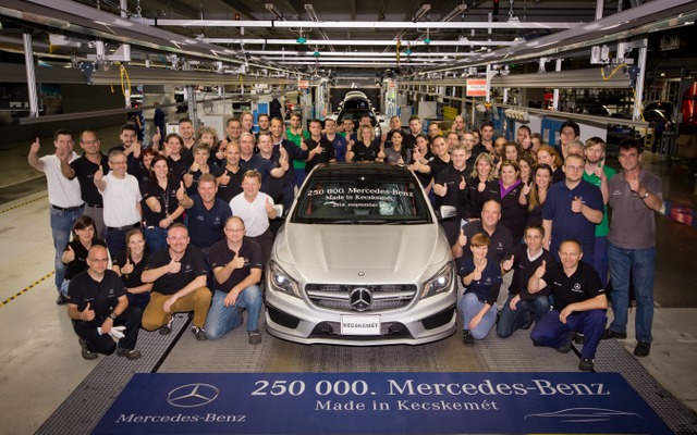 メルセデスベンツのハンガリー工場から累計生産25万台目のCLA45AMGがラインオフ